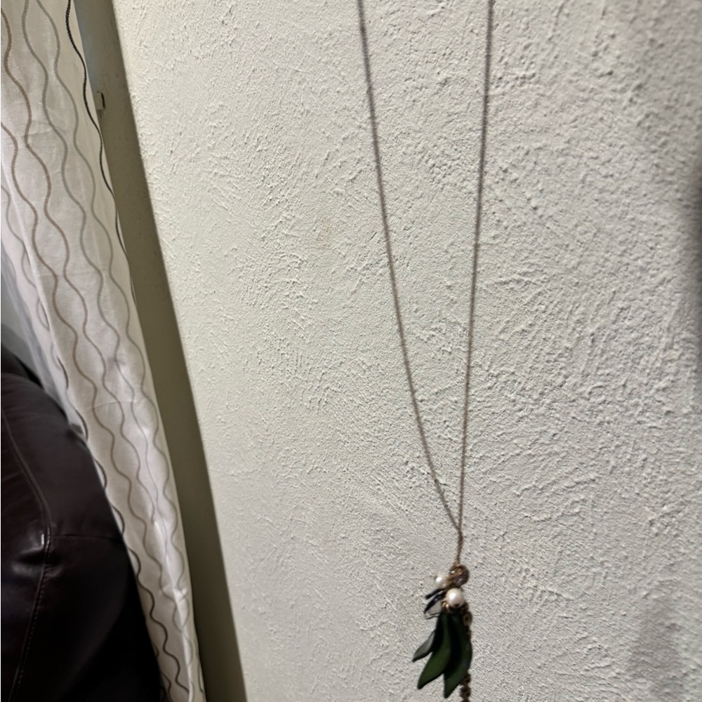 Elegant Green Leaf Pendant Necklace